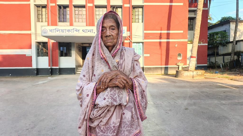 সন্তান-নাতিদের নির্যাতনের অভিযোগে থানায় ৯০ বছরের বৃদ্ধা