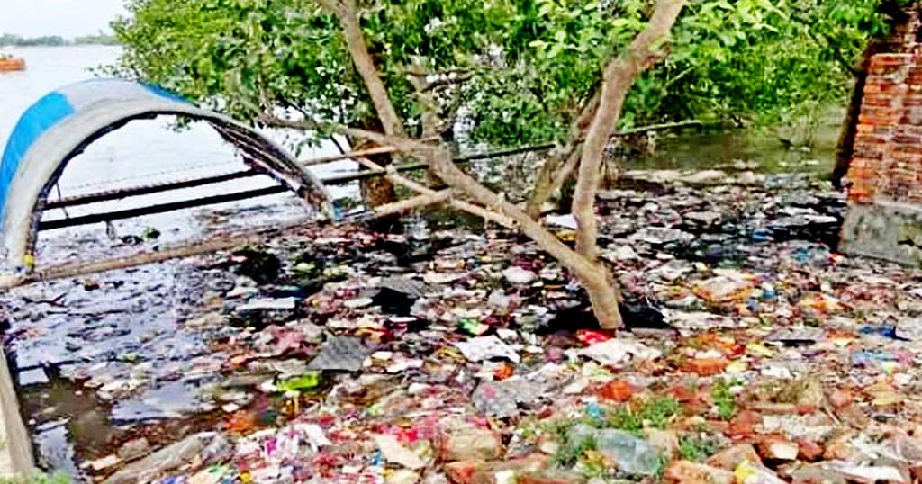 বিশ্ব ঐতিহ্য সুন্দরবনে পলিথিন-যন্ত্রণা হুমকির মুখে জলজ প্রাণী, গাছপালা ও মানুষের ভবিষ্যৎ