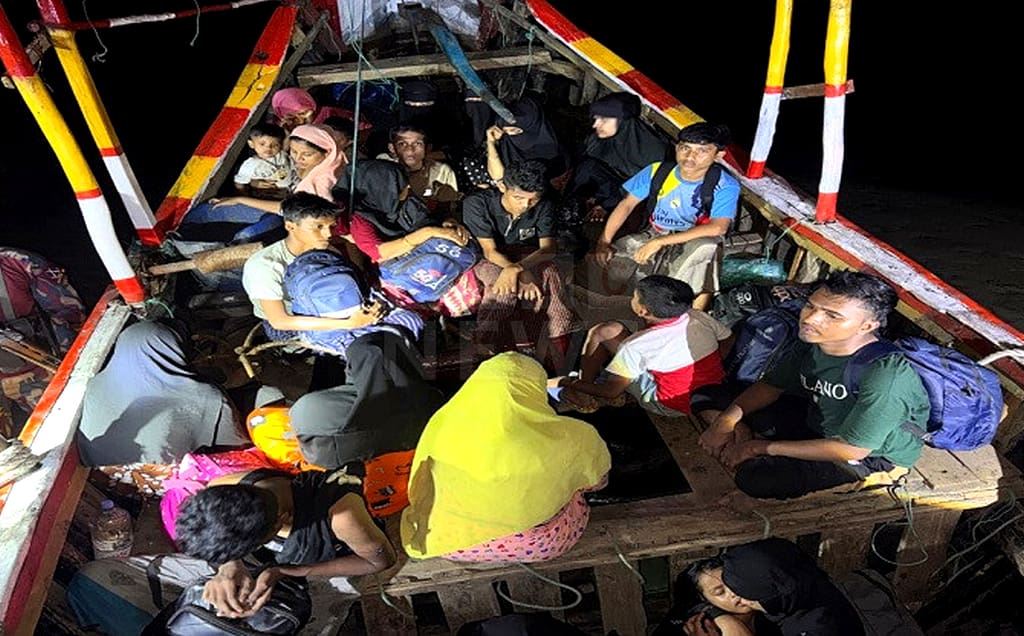 সমুদ্রপথে পাচারকালে নারী-শিশুসহ ২৯ জন উদ্ধার