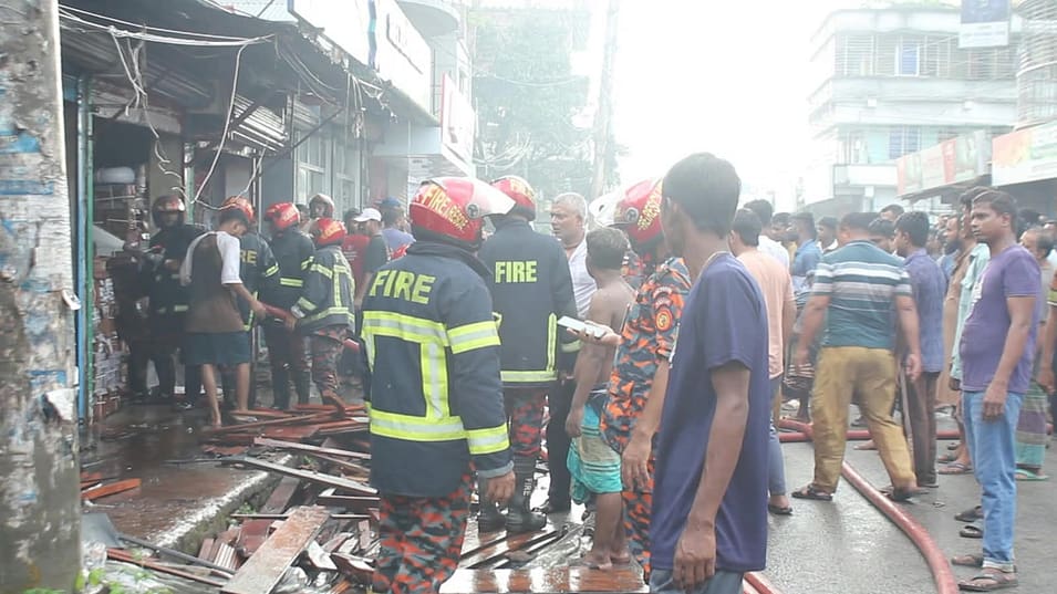 রাজবাড়ীর পাংশা বাজারে বসতবাড়ির রান্নাঘরের পাশে পাটকাঠির পালায় আগুন দিয়ে ভিমরুলের বাসা পোড়াতে গিয়ে অগ্নিকাণ্ডের ঘটনা ঘটেছে। এতে